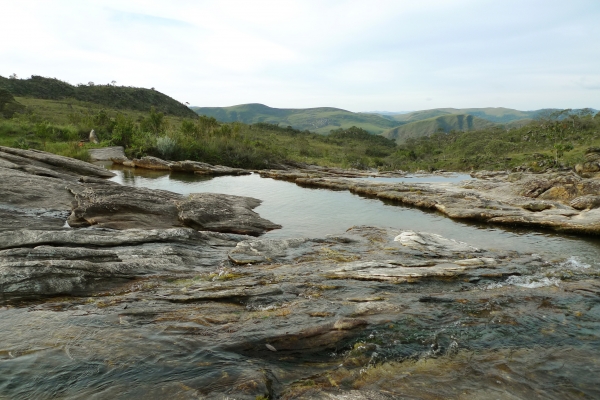 4-vista-de-agua-corrente-atravessando-um-afloramento-rochoso-no-alto-da-serra-do-ouro-branco111A8CB2-79A5-0B62-D534-A39320BBE4C4.jpg