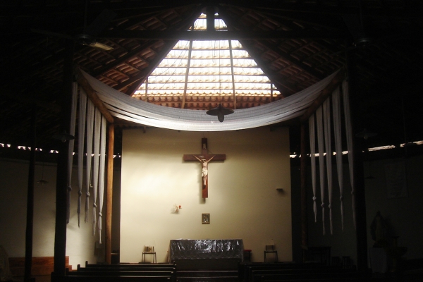 4-vista-interna-com-destaque-para-o-altar5F482BE5-D56A-BA97-FCC1-0C357B15A38C.jpg