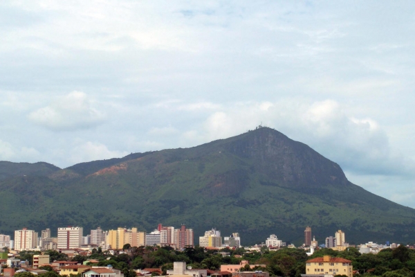 1-vista-da-cidade-e-do-pico-do-ibituruna156064DD-F559-78F7-29E1-5D7F5E43C7BD.jpg